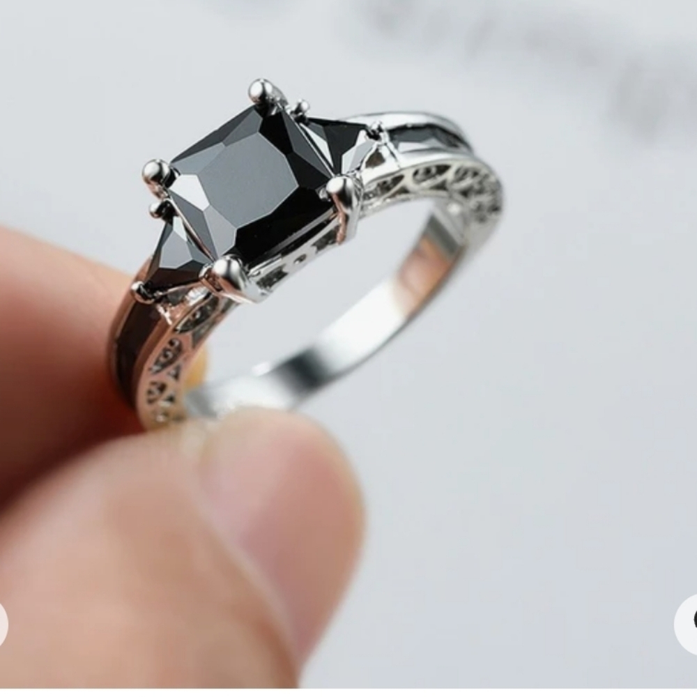 Elegant Black Stone Three-Stone Ring - Unbranded - Picture 2 of 4
